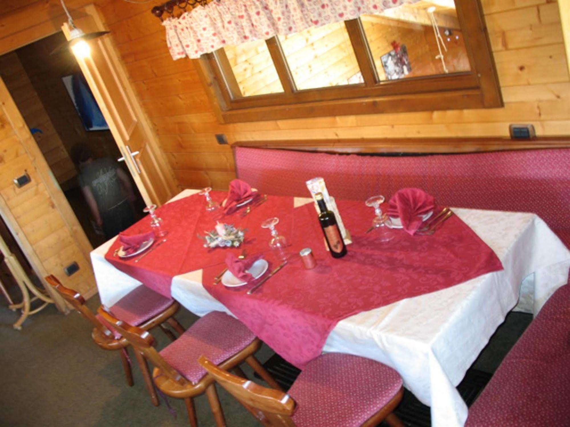 Restaurant Hotel Chalet Del Sole Oulx Eksteriør bilde